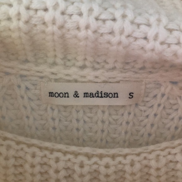 Beautiful white sweater! In great condition - Picture 3 of 3